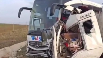 Ankara'da feci kaza! Kamyon ile yolcu otobüsü çarpıştı: Ölü ve yaralılar var