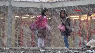 Erzurum'da lapa lapa kar sürprizi: Baharı beklerken kışa yakalandılar