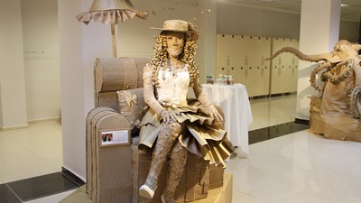 Üniversitelilerden ilgi çeken sergi: Atık kartonlardan sanat eseri