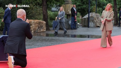 Arnavutluk Başbakanı Rama, İtalya Başbakanı Meloni'nin önünde diz çöktü
