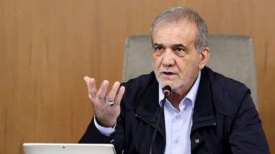 Pezeşkiyan’dan Trump’a: Hem barıştan söz ediyor, hem de en gelişmiş toplu katliam araçlarıyla tehdit ediyor