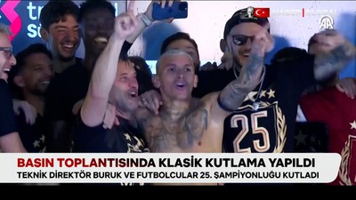 Şampiyon Galatasaray'da basın toplantısında klasikleşen kutlama
