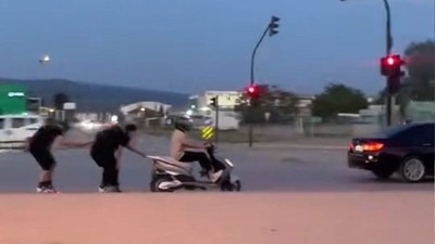 Bursa'da patenli gençlerin tehlikeli yolculuğu kamerada