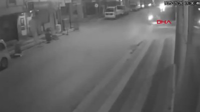 Motosikletin konteynere çarptığı kaza kamerada