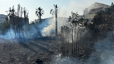 İzmir'de korku dolu anlar! Metruk binanın bahçesinde başlayan yangın, ev ve iş yerlerine sıçradı