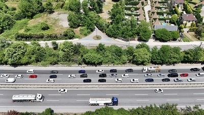 Bayram tatilinden dönenler, Anadolu Otoyolu'nun Kocaeli ve Sakarya kesiminde yoğunluk oluşturuyor