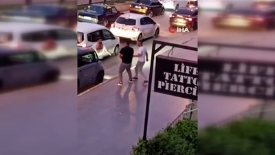 Cadde ortasında kemerli bıçaklı kavga: 1 yaralı