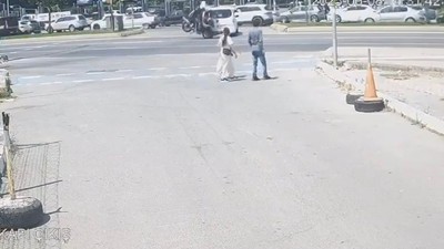Kartal'da motorize polis ekibi kontrolsüz dönüş yapan araca çarptı: 2 yaralı