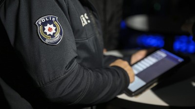 Seyir halindeki aracın camından ayağını çıkardı, cezayı yedi