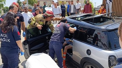 Direksiyon başında nöbet geçirdi, bariyerlere çarparak durabildi