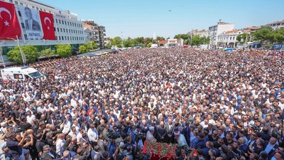 Ferdi Zeyrek'e veda: Manisalılar belediye başkanını uğurladı! Özgür Özel gözyaşları içinde konuşmakta güçlük çekti