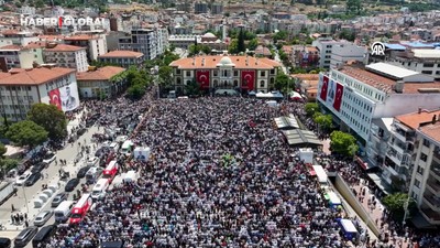 Ferdi Zeyrek’in cenazesindeki kalabalık havadan görüntülendi