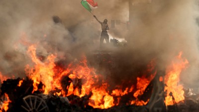 Los Angeles alev alev yanıyor! Binlerce kişi sokaklarda, Trump bölgeye asker gönderiyor