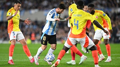 10 kişi kalan Arjantin bile yenilmez! Messi ve arkadaşları Kolombiya'ya tarihi bir ders verdi