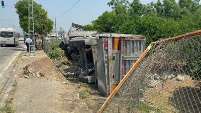 Adana'da kaza! Tır narenciye bahçesine devrildi