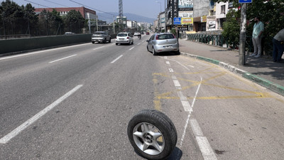 Seyir halindeki otomobilden teker fırladı! O anlar güvenlik kamerasında