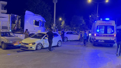 Adıyaman'da trafik kazası! 4 araç birbirine girdi: 2 yaralı