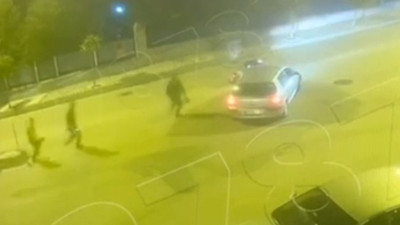 'Dur' ihtarına uymayan motosikletli otomobille çarpıştı! O anlar kamerada