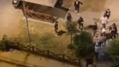 İki grup arasında tekme ve yumruklu kavga! O anlar kamerada
