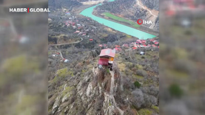 Kayalığa yapılan bu evi gören bir daha bakıyor