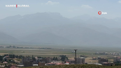 Yüksekova'nın dağları toz bulutu altında kaldı