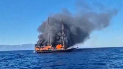 Bodrum'da tekne yangını; turistler ve mürettebat tahliye edildi