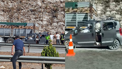 Adana'da tıra çarpan araçtaki 5 kişi hayatını kaybetti
