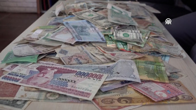 Dededen toruna geçen koleksiyonunu dükkanında sergiliyor