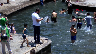 Diyarbakır’da çocukların süs havuzunda tehlikeli serinliği