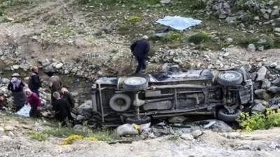 Kamyonet şarampole devrildi: 1 ölü, 5 yaralı