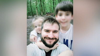 Husumetlisi tarafından eşinin gözleri önünde bıçaklanarak öldürüldü