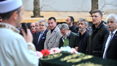 Ahmet Mekin, eşini gözyaşlarıyla son yolculuğuna uğurladı