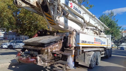 Elazığ'da beton pompası aracının çarptığı yaya öldü