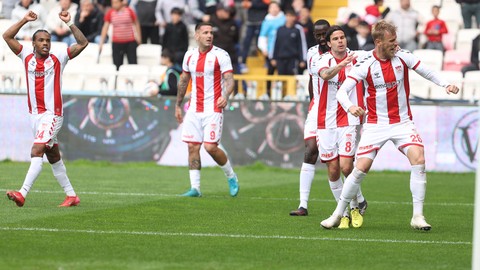 Sivasspor, Antalyaspor'u yenerek ligde nefes aldı