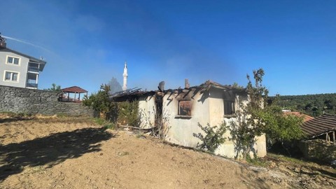 Uşak'tan acı haber: 92 yaşındaki adam evde çıkan yangında can verdi