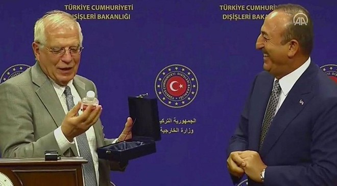 Cavusoglu Gergin Gecen Toplantida Borrell E Borel El Dezenfektani Hediye Etti