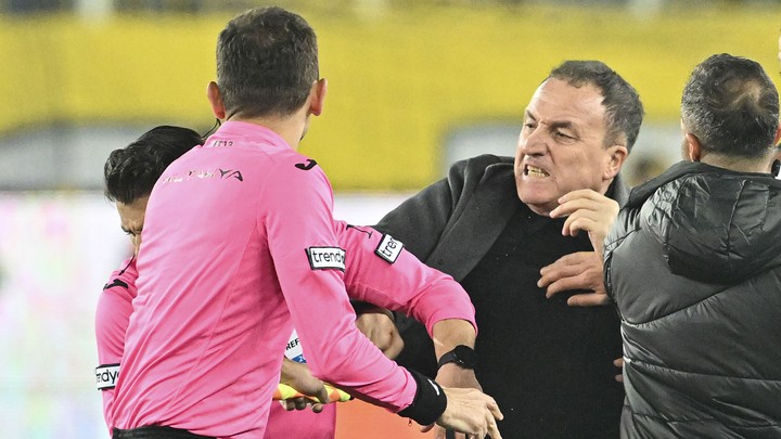 Hakeme saldıran başkan Faruk Koca ve diğer 2 kişi gözaltına alınıyor