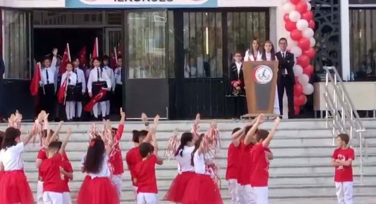 29 Ekim kutlamalarındaki görüntü tepki çekmişti! O öğretmen hakkında karar verildi - Resim : 1