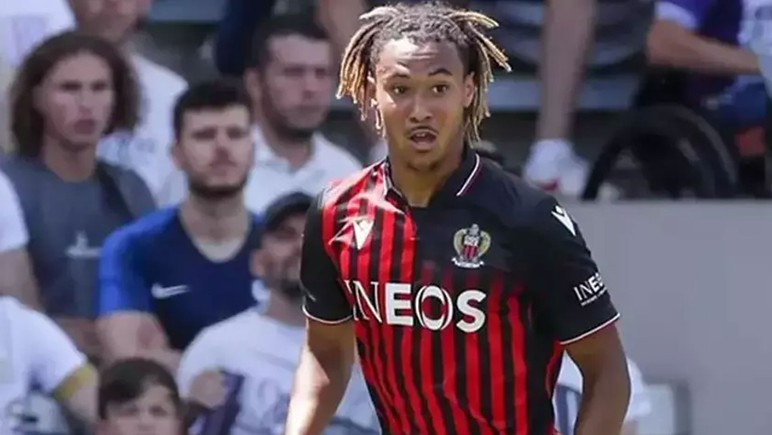 Viyadüğe çıkan Nice futbolcusu Alexis Beka Beka, kendisini atmakla tehdit ediyor - Resim : 2