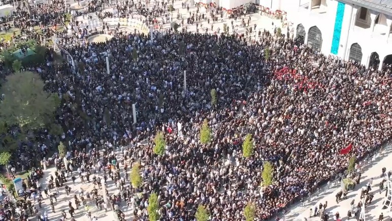 Sırrı Süreyya Önder, İstanbul'da son yolculuğuna uğurlandı - Resim : 4