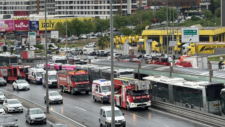 Beylikdüzü'nde iki metrobüs çarpıştı: Ölü ve yaralılar var - Resim : 2