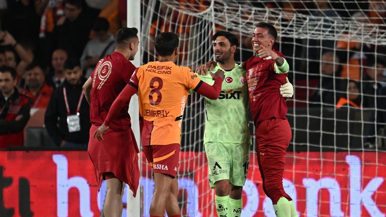 Galatasaraylı oyuncular Türkiye Kupası’nı kaldırdı - Resim : 2