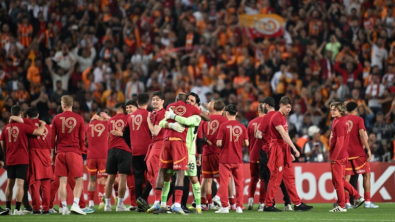 Galatasaraylı oyuncular Türkiye Kupası’nı kaldırdı - Resim : 3