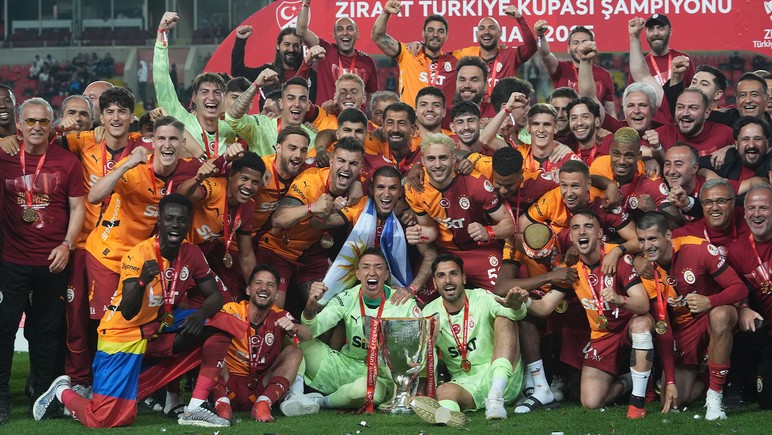 Galatasaraylı oyuncular Türkiye Kupası’nı kaldırdı - Resim : 4
