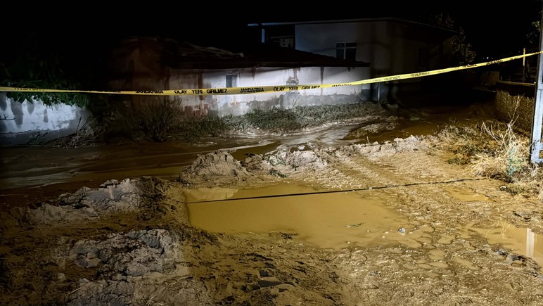 Kırşehir'de sel: 1 ev çöktü, hasar gören 3 ev boşaltıldı - Resim : 2