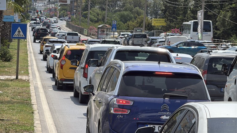 24 saatte 15 bin araç... Bodrum'dan adım adım çıkış! - Resim : 1