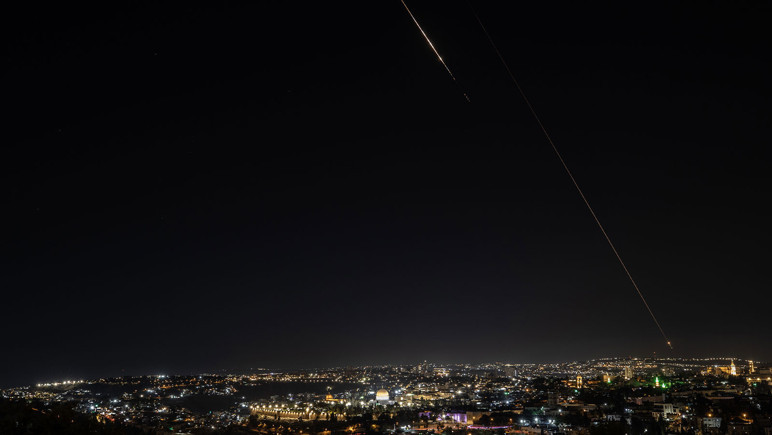 İran'dan İsrail'e misilleme: Tel Aviv'de peş peşe patlamalar - Resim : 1