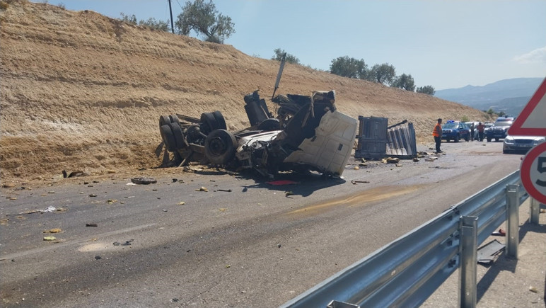 Mersin'de otobüs ile kamyon çarpıştı: Ölü ve yaralılar var - Resim : 1