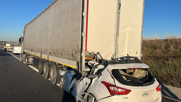 Silivri'de otomobil tıra ok gibi saplandı: Sürücü feci şekilde öldü - Resim : 2