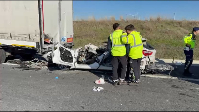 Silivri'de otomobil tıra ok gibi saplandı: Sürücü feci şekilde öldü - Resim : 1
